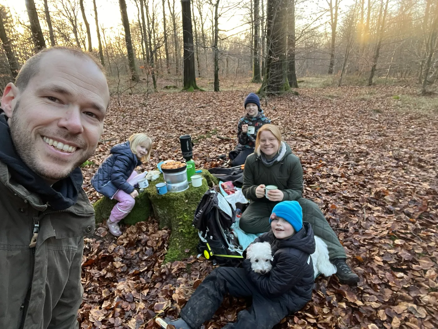 Familien på tur sammen i skoven